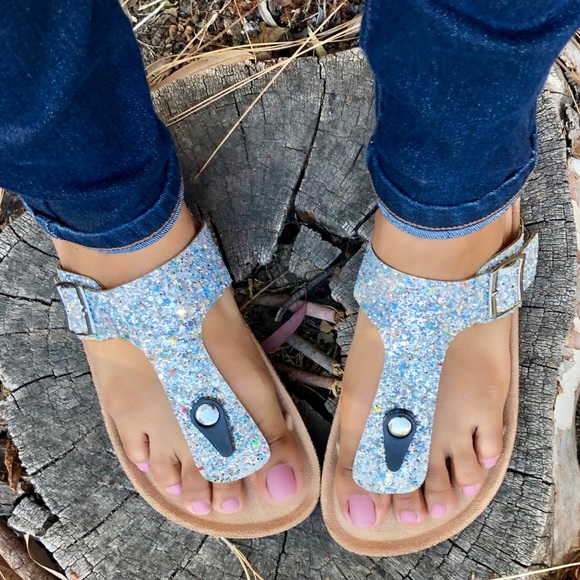 😍SILVER GLITTER THONG FOOTBED SANDALS - Picture 2 of 5